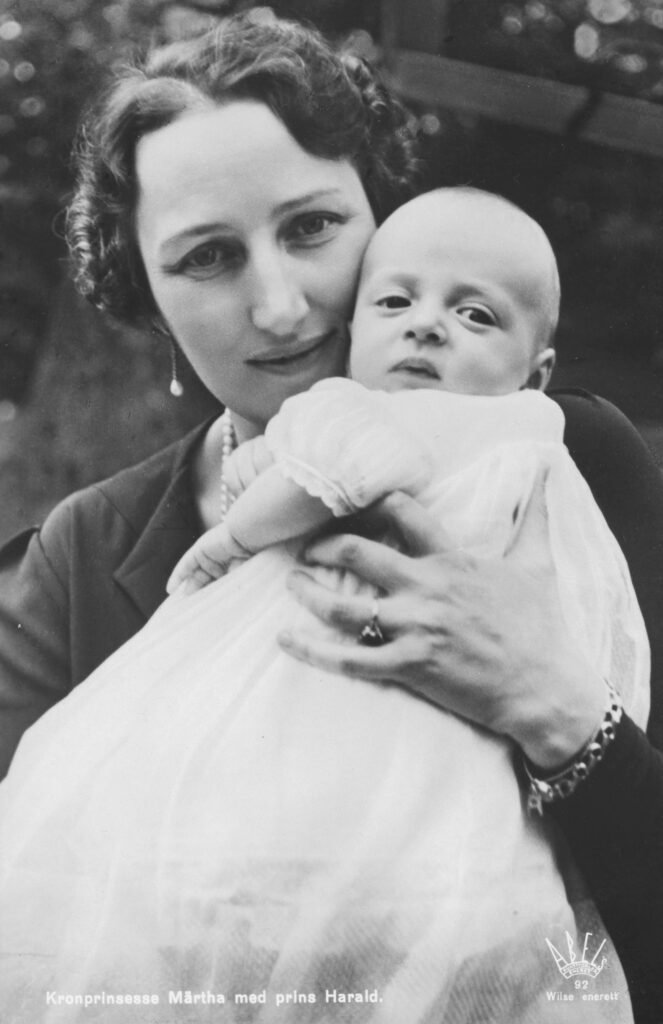 Baby Prins Harald med sin mor Kronprinsesse Martha i 1937